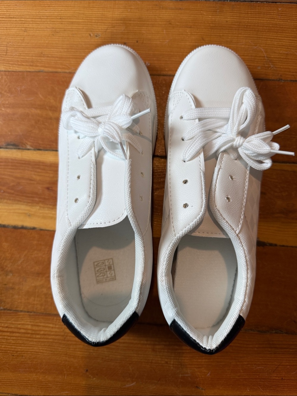Classic White Women's casual Sneakers. 8.5